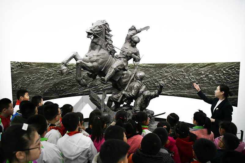 2019年4月4日，在東北烈士紀念館，學生們在聽講解員講解。